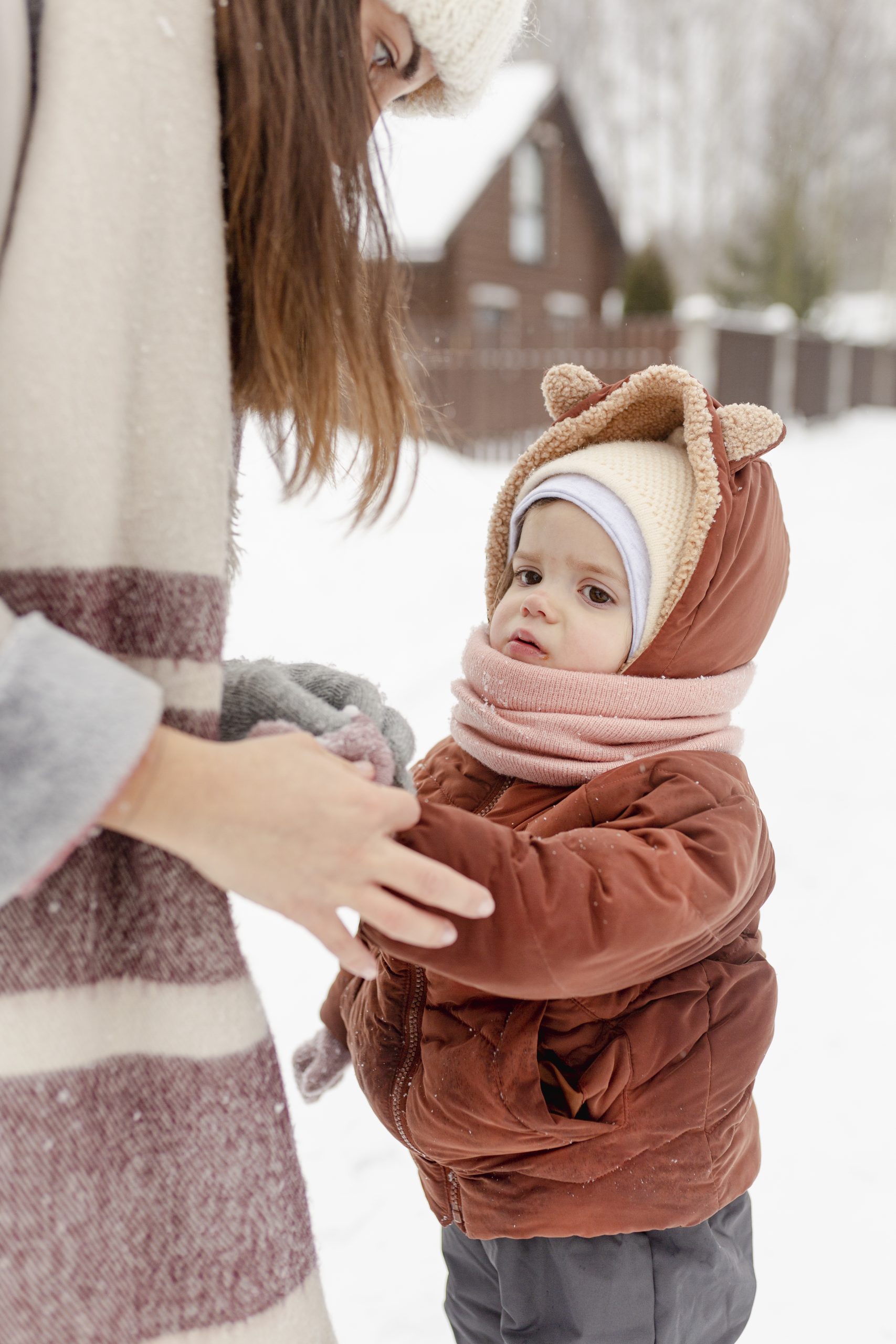 como vestir o bebê de acordo com a temperatura Conforto e Segurança: Como Vestir o Bebê de Acordo com a Temperatura crianca desfrutando de atividades de inverno com sua familia scaled