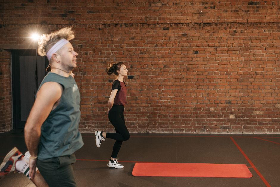 como fazer exercício em casa sem equipamento