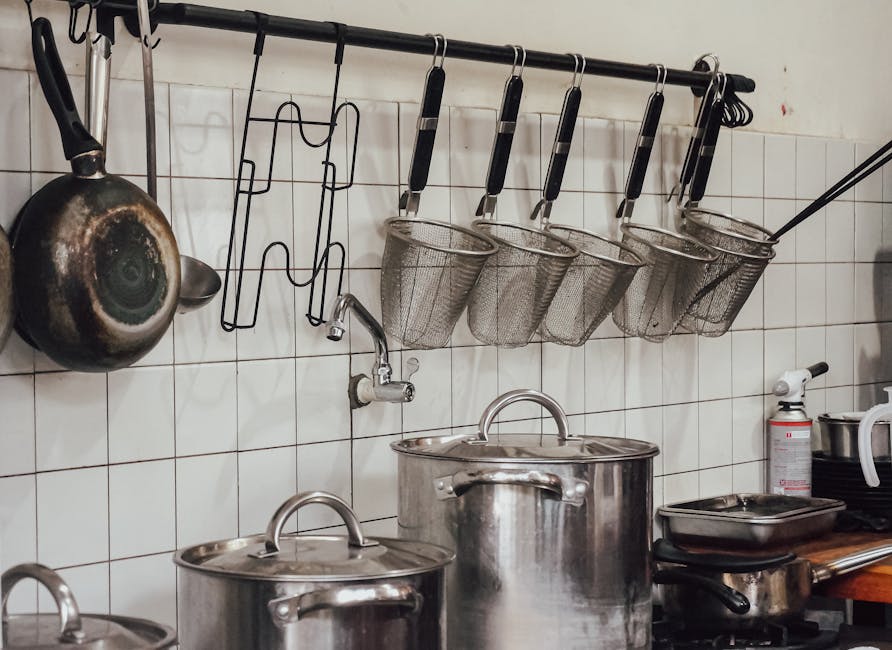 como organizar armário de cozinha panelas